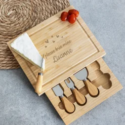 Gegraveerde houten snijplank met kaasmesjes