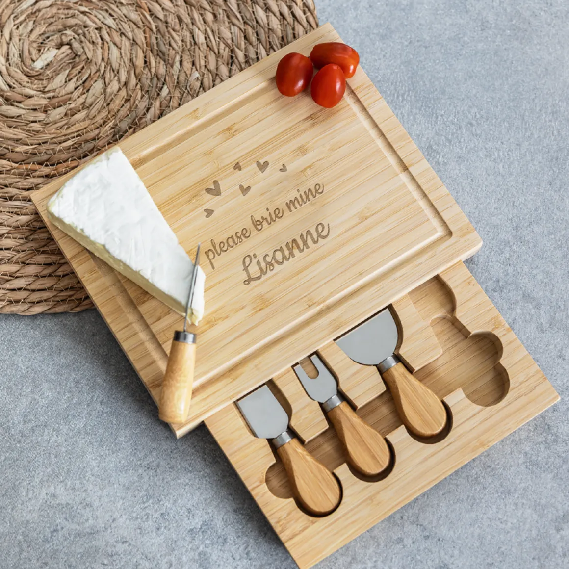 Gegraveerde houten snijplank met kaasmesjes