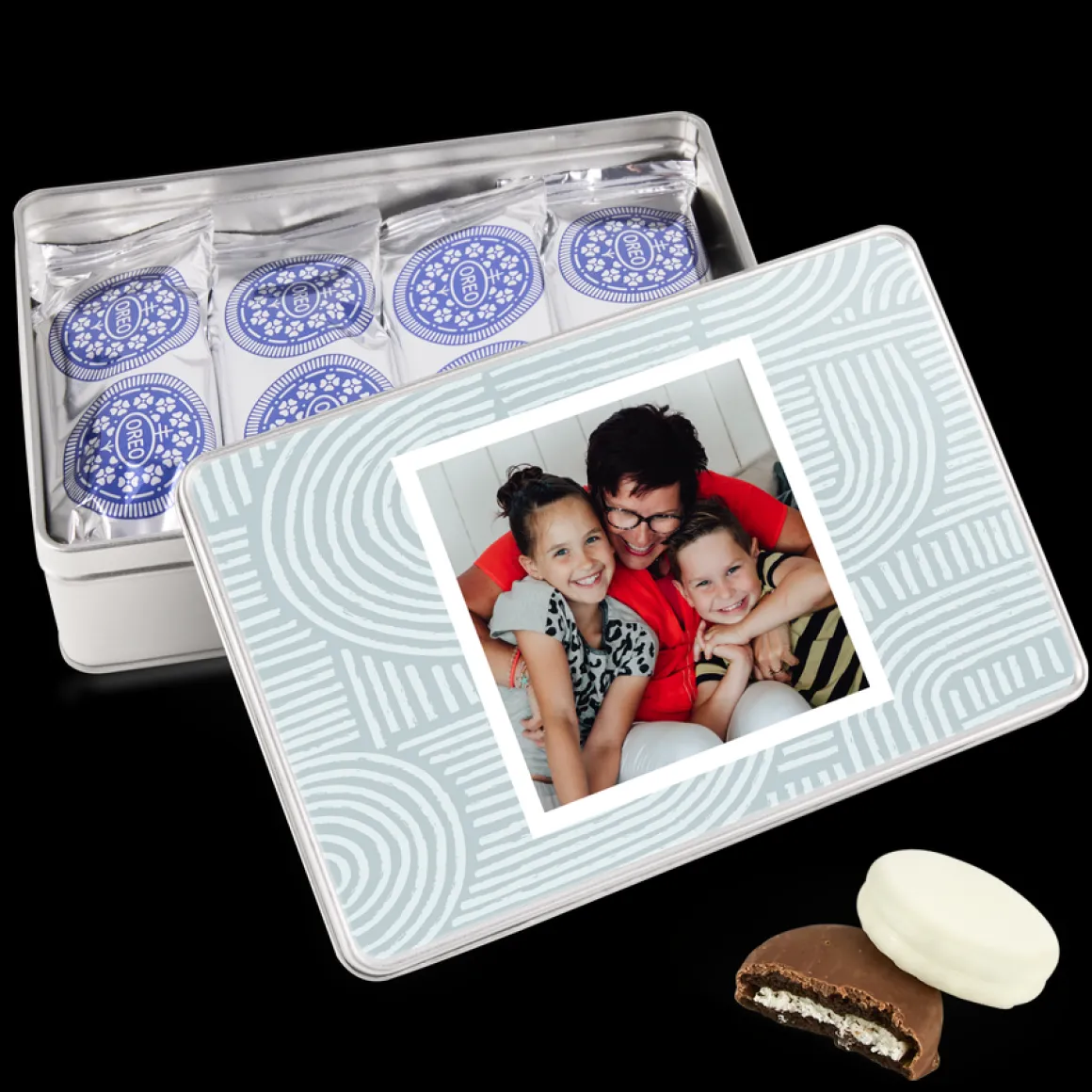 Koekblik gevuld met Oreo
